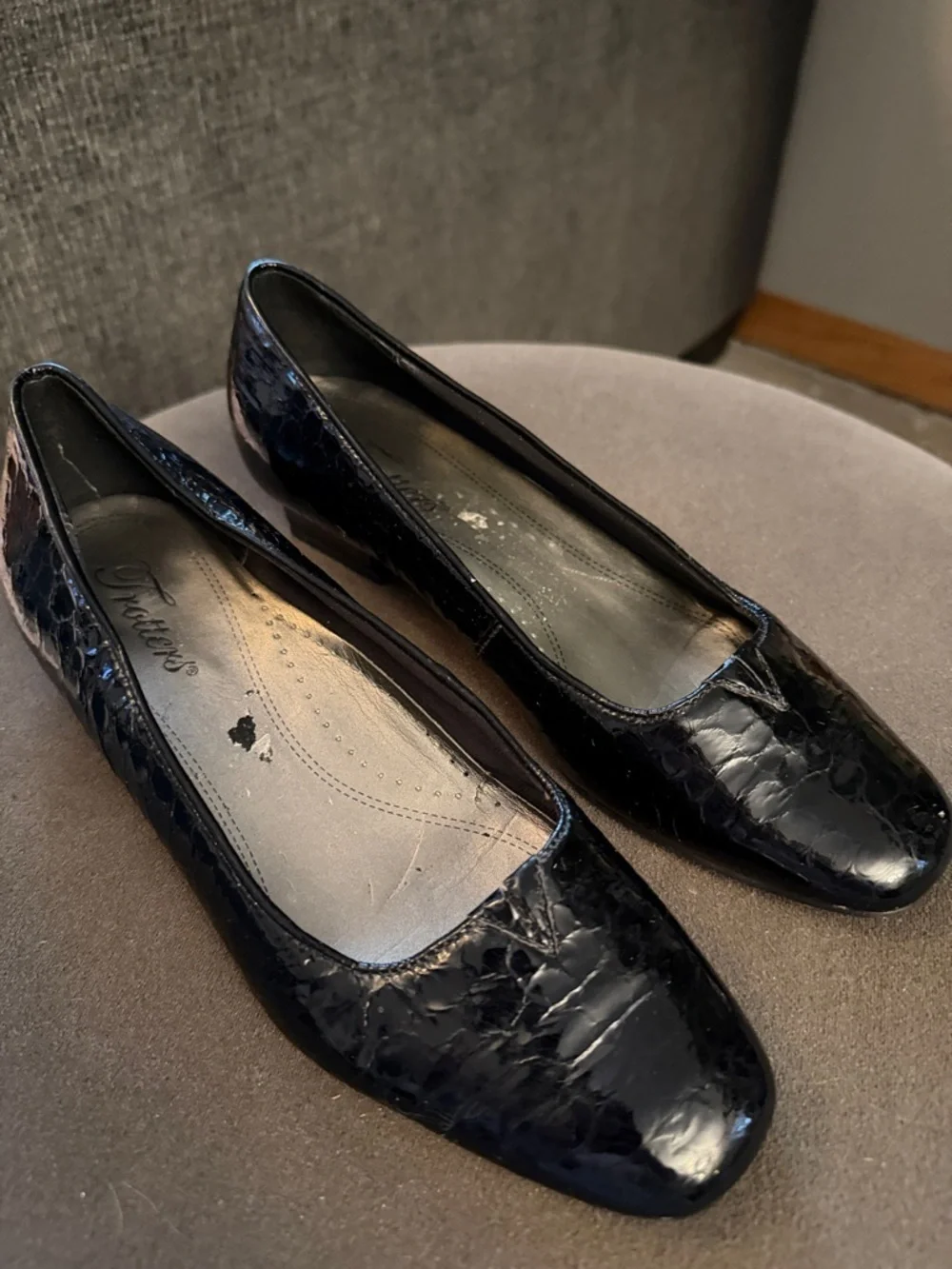 Trotters Doris Black Crocodile Embossed Patent Leather Womens 7M Low Block Heel